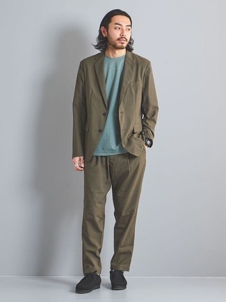 С чем носить черно-белые замшевые ботинки дезерты