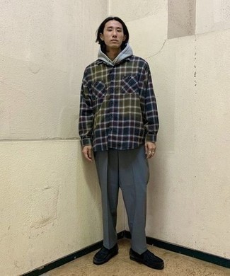 С чем носить черно-белые замшевые ботинки дезерты