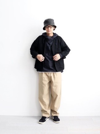 С чем носить черно-белые замшевые кеды мужчине