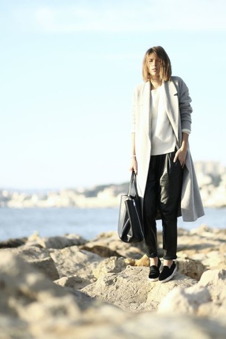 С чем носить черно-белые замшевые кеды женщине