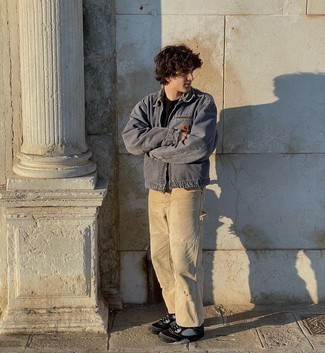 С чем носить черно-белые замшевые кеды мужчине