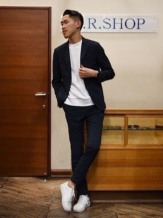 Какие низкие кеды носить с черно-белым костюмом