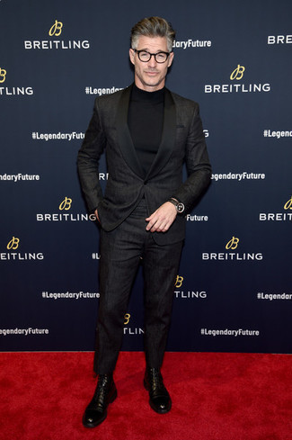 Какие водолазки носить с черно-белым костюмом