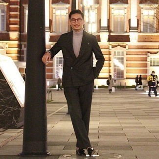 Какие водолазки носить с черно-белым костюмом