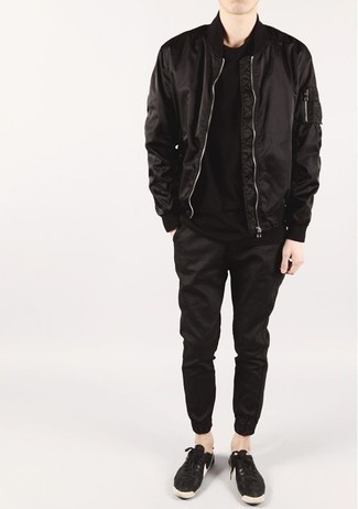 Какие бомберы носить с черно-белыми спортивными штанами мужчине