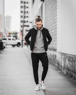 Какие бомберы носить с черно-белыми спортивными штанами мужчине
