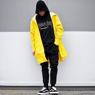 Какие дождевики носить с черно-белыми спортивными штанами мужчине