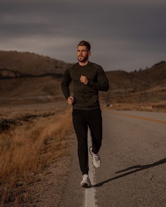 Какие свитшоты носить с черно-белыми спортивными штанами мужчине