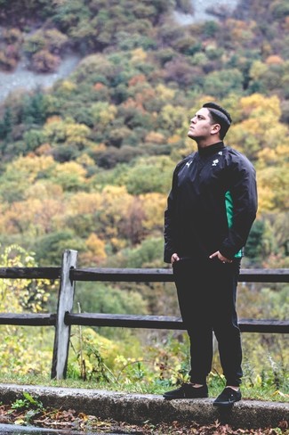 Какие ветровки носить с черно-белыми спортивными штанами мужчине