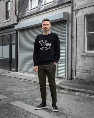 Какие брюки чинос носить с черно-белым свитшотем