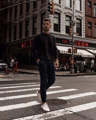 Какие брюки чинос носить с черно-белым свитшотем