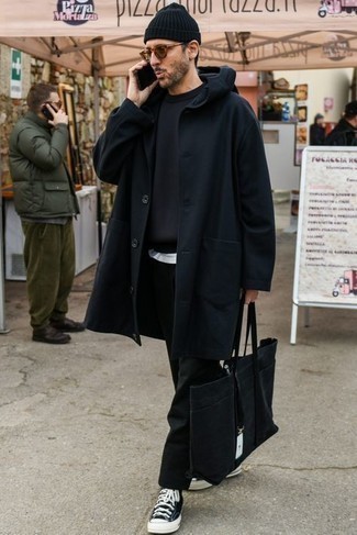 Какие брюки чинос носить с черно-белым свитшотем