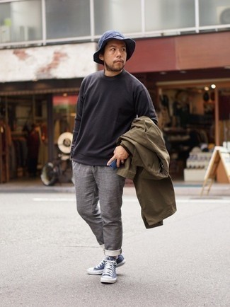 Какие брюки чинос носить с черно-белым свитшотем