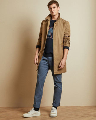 Какие дождевики носить с черно-белым свитшотем мужчине