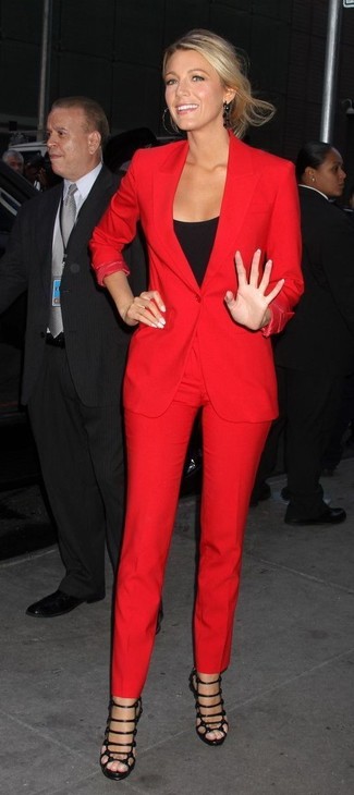 Какие пиджаки носить с черно-белой майкой женщине