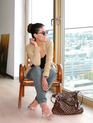 Какие пиджаки носить с черно-белой майкой женщине