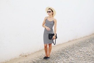 С чем носить черно-белое платье-майку