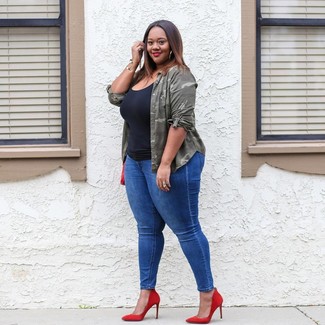 Какие джинсы носить с черно-белой майкой женщине