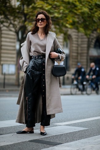 С чем носить черно-белые брюки-галифе женщине