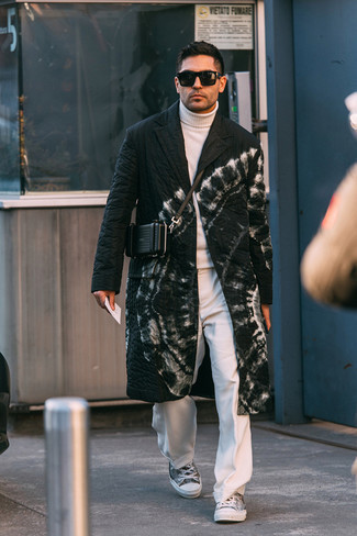 С чем носить черно-белое длинное пальто c принтом тай-дай