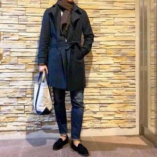 Какие джинсы носить с черно-белым плащом мужчине