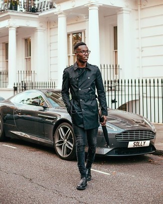 Какие джинсы носить с черно-белым плащом мужчине