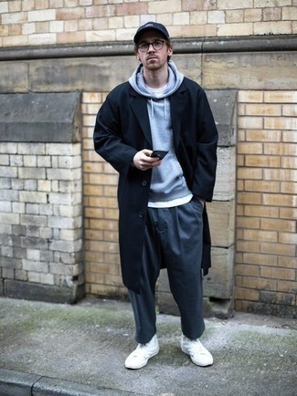 С чем носить черно-белый плащ мужчине