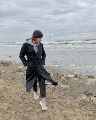 С чем носить черно-белый плащ мужчине