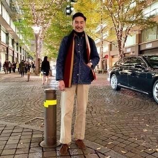 Какие ботинки дезерты носить с черно-белой водолазкой