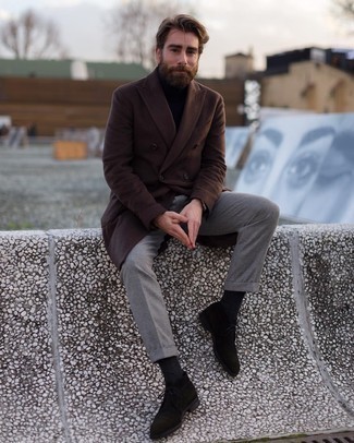 Какие ботинки дезерты носить с черно-белой водолазкой