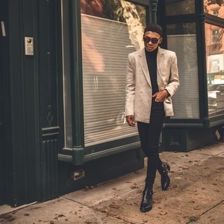 Какие джинсы носить с черно-белой водолазкой мужчине