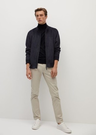 Какие низкие кеды носить с черно-белой водолазкой мужчине