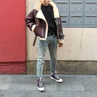 Какие короткие дубленки носить с черно-белой водолазкой мужчине