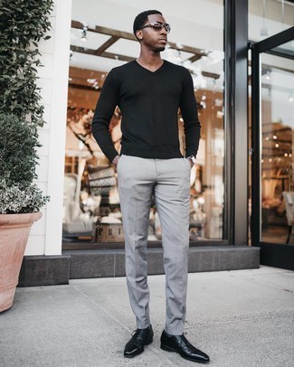 С чем носить черно-белый свитер с v-образным вырезом мужчине