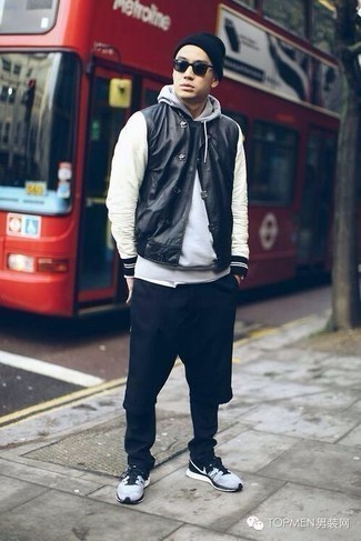 Какой худи носить с черно-белой университетской курткой мужчине