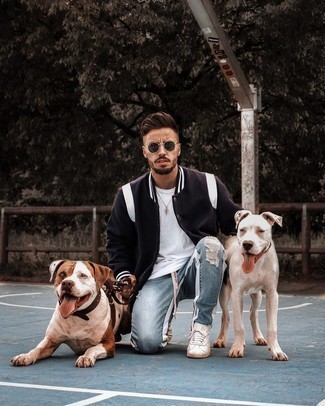 Какие джинсы носить с черно-белой университетской курткой мужчине