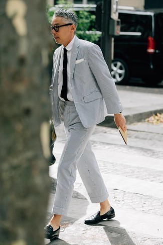 С чем носить черно-белый костюм в вертикальную полоску