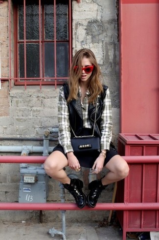 С чем носить черно-белую безрукавку женщине