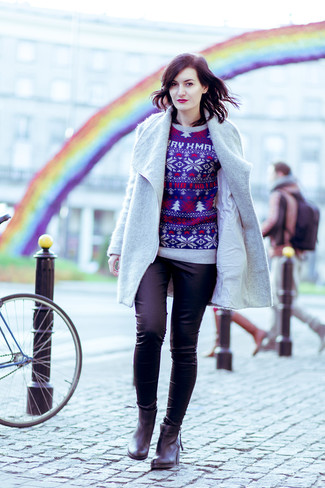 Какие свитера с круглым вырезом носить с черными ботильонами