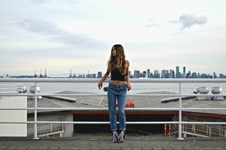 Какие укороченные топы носить с черными ботильонами