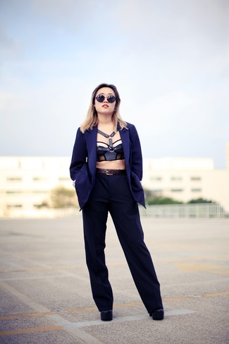 Какие укороченные топы носить с черными ботильонами