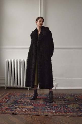 Какие шубы носить с черными ботильонами