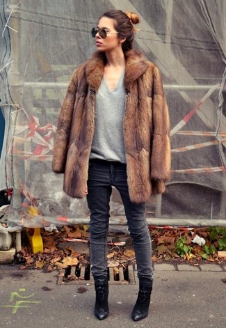 Какие шубы носить с черными ботильонами