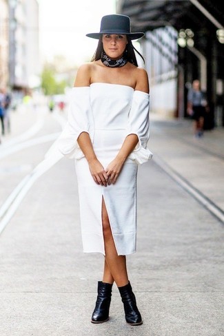 Какие топы с открытыми плечами носить с черными ботильонами