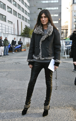 Какие короткие дубленки носить с черными ботильонами