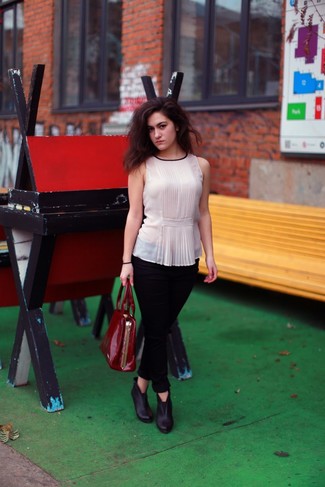 Какие топы без рукавов носить с черными ботильонами