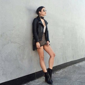 Какие майки носить с черными ботильонами