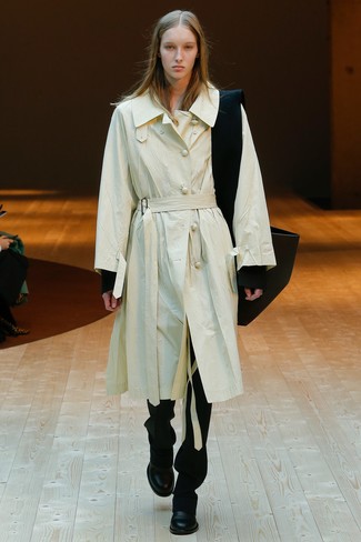 Какие плащи носить с черными ботильонами