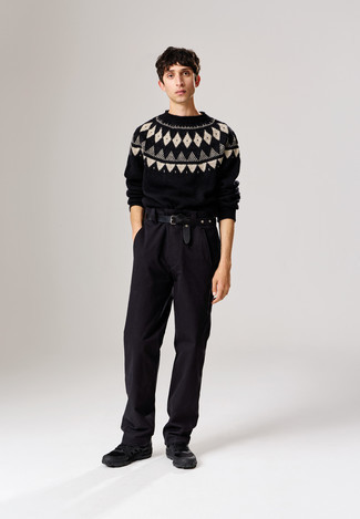 С чем носить черный свитер с круглым вырезом с ромбами мужчине