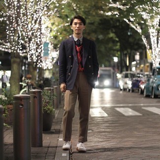 С чем носить черный трикотажный жилет с ромбами мужчине